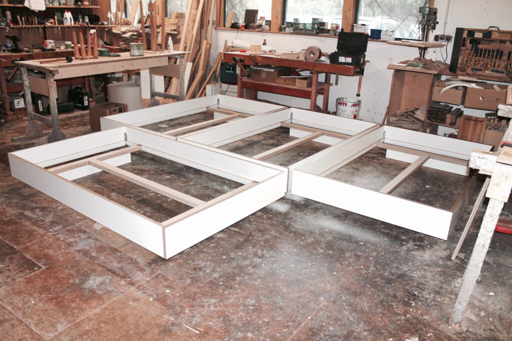 Betten aus weißem Multiplex in der Werkstatt